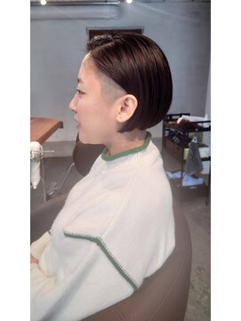 トナリ(tonari) インナーはガッツリ刈り上げのボブ