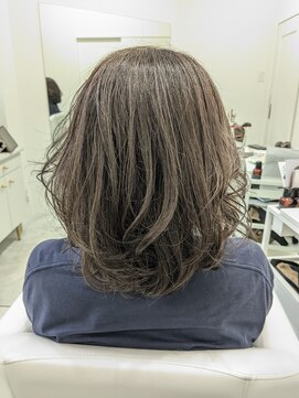 ミシカ(MITHICA) ふんわりレイヤーカット&根元メテオカラーリタッチ