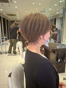 earthショートレイヤーボブミルクティー丸みショートボブ