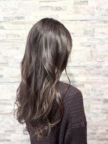 ヴィソップ(V.S.O.P)&nbsp;ゆるいロングウェーブが映えるパーマ風スタイル