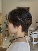 ハイライトが可愛いハンサムショート