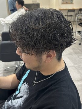 ヒュイル バイ ニアウ(Hwyl by Niau) 波巻スパイラルパーマセンターパート刈り上げツイストスパイラル