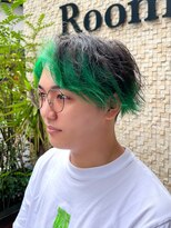 ルーム(Room)&nbsp;メンズマッシュ/センターパート/インナーカラー/グリーンカラー