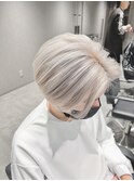 センターパートホワイトブリーチホワイトシルバーカラー