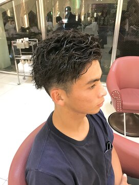 クオリス 上福岡店(QUALIS) 縦落ちツイスパ×アップバングで清潔感◎好感度UPメンズカット