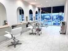 ヨーロ(yolo)の雰囲気(白を基調とした韓国カフェ風フロア)