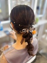 アトリエビューティーアミュ(atelier beauty AmU) 結婚式 二次会 お呼ばれ ポニーテール×紐リボン×パールピン