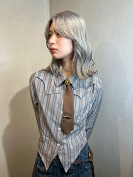 アイラス(I'LAS) シルバー/ハイトーン/くびれヘア/20代、30代