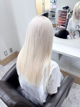 アン(Hair make un) 【ホワイトブロンド】