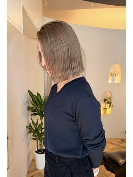 ヒビヲ 天神警固(HIBIO) ショートボブ切りっぱなしボブタッセルボブブリーチダブルカラー