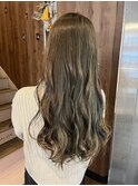 カーキベージュ×透明感