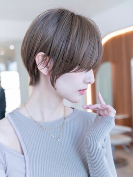 イオ 本厚木(io) 20代30代大人かわいい丸みショート斜めバング卵型ピンクブラウン