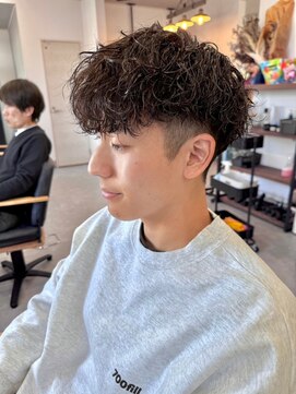 フゥ 宇都宮(FeU) ツイストスパイラルパーマメンズマッシュ刈り上げ波巻きパーマ