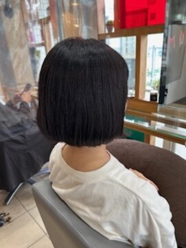 スタジオ アルファプラス 日暮里店(studio α+) ステップボーンカットカットボブショートハイライト白髪ぼかし