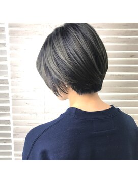 ヘアサロンM 新宿 ネイビーグラデーションアッシュショート