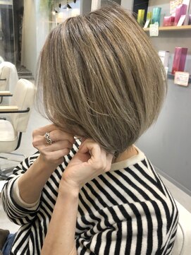 グラッシー センター北店(GLASSI) 白髪生かしハイライト★ショートボブ★柔らベージュ【田中彩】