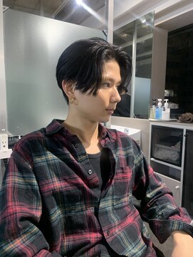 クロムトウキョウ ザ バーバー ネオン 新宿店(CHROM TOKYO the Barber ne/on) 前下りセンターパート