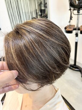 りら(Lilas) 白髪ボカシハイライトショート