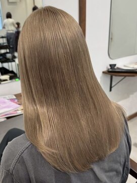 ルイ(ROUIS produced by LUCK 津田沼) オリーブベージュ/スモーキーカラー/ブリーチ/ハッシュカット