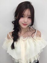 シィム(CYM) 顔まわりカット/レイヤーカット/ゆるふわ三つ編みアレンジ