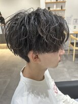 ヒュイル バイ ニアウ(Hwyl by Niau) メンズマッシュセンターパートスパイラルパーマニュアンスパーマ