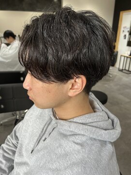 ヒュイル バイ ニアウ(Hwyl by Niau) メンズマッシュセンターパートスパイラルパーマニュアンスパーマ