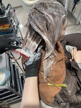 【2.カラーをしながら同時に髪質改善トリートメントを髪に塗布★ブリーチご希望の方も施術可能です◎】