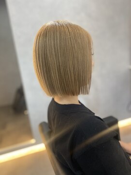 アオ(Ao) 切りっぱなしボブ【 外ハネボブ /ハイトーンカラー/ ミニボブ】