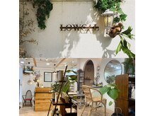 店内外にはグリーンが沢山あり、外観は青い扉が目印です！