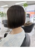 パッツン前下がりボブと白髪ぼかしカラーでオシャレに！