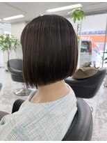 サロンドニケ&nbsp;パッツン前下がりボブと白髪ぼかしカラーでオシャレに！