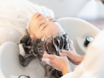 ジジ アドラーブル ヘア サロン(JiJi ADRABLE HAIR SALON)の写真/【京橋/野江】最高級フルフラットYUMEシャンプー台で贅沢スパ☆美髪とリラックスを叶える特別な時間…♪