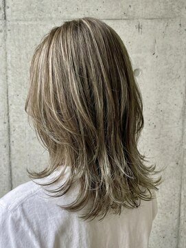 アル あびこ(aru.) 白髪ぼかしハイライト。大人のふんわりくびれレイヤー