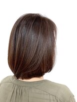 《QUALIS》30代40代小顔毛流れナチュラルブラウンミディアムボブ