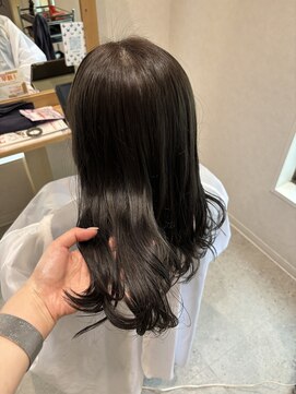 シー(THEE) 暗め透明感あるカラー