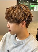 スパイラルパーマツイストパーマアップバング短髪メッシュ