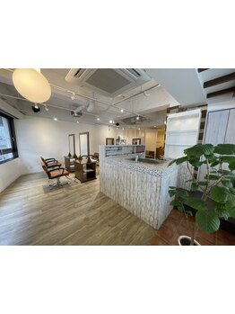 年齢を重ねるごとに輝く美髪をご提供。オーガニックオイルカラーでしっとりハリのある仕上がりを実現します