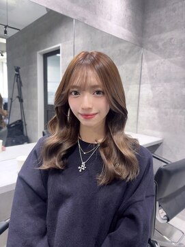 ルイス(L'wis) 内藤るなちゃん、お上品ベージュにミディアムレイヤー