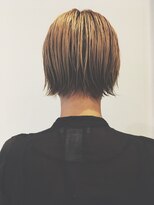 シー(she.) she.のハイトーンの襟足なじませショートボブ