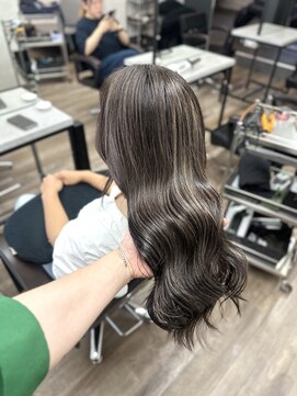 ヴィフ 大船(VIF) 黒髪グレーベージュレイヤーロングアッシュブラックハイライト