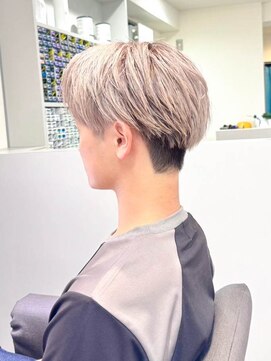 エルサザリープ 三宮(Elsa the leap) 横顔決まる前下がり/刈り上げ/ホワイトシルバーアッシュマッシュ