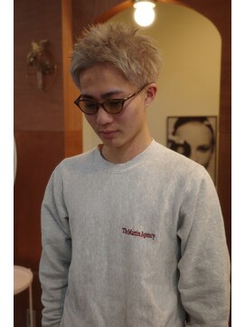 エディ(Edy) スパイキーショート刈り上げ抜きっぱなしブロンド眉毛カット