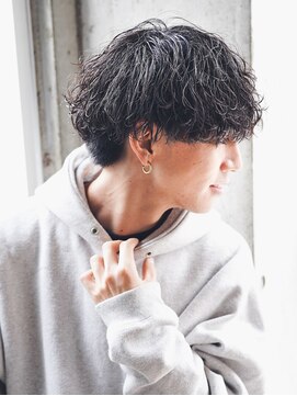 アルファ 新宿(alpha) サーフカール/ 刈り上げセンターパート/ブルーブラック[新宿駅]