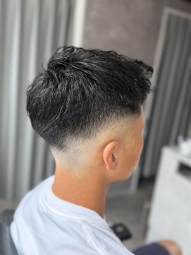 メグロバーバーショップロッポンギ 目黒六(MEGURO BARBER SHOP 6PPONGI) スキンフェード/アップバング