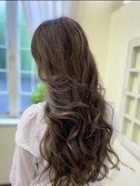 ティーズヘアイナガキイヴピアジェ&nbsp;透明感_ホワイトアッシュ_ロングスタイル