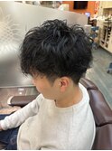 20代30代ツーブロック無造作スパイラルパーマショート