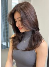 ★ミディアムワンホンヘアと透明感あるブラウンヘア。洗練された魅力と落ち着きを兼ね備えたスタイルで