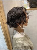 無造作パーマ 明るめダメージレスカラー  センターパート