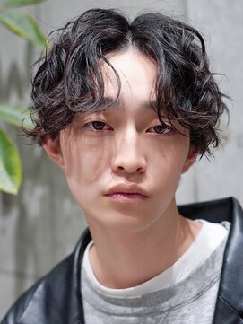 ライラ(Lyla) 大きめウェーブで作るスパイラルセンターパート