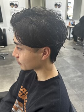 ヒュイル バイ ニアウ(Hwyl by Niau) メンズセンターパートニュアンスパーマスパイラルパーマ